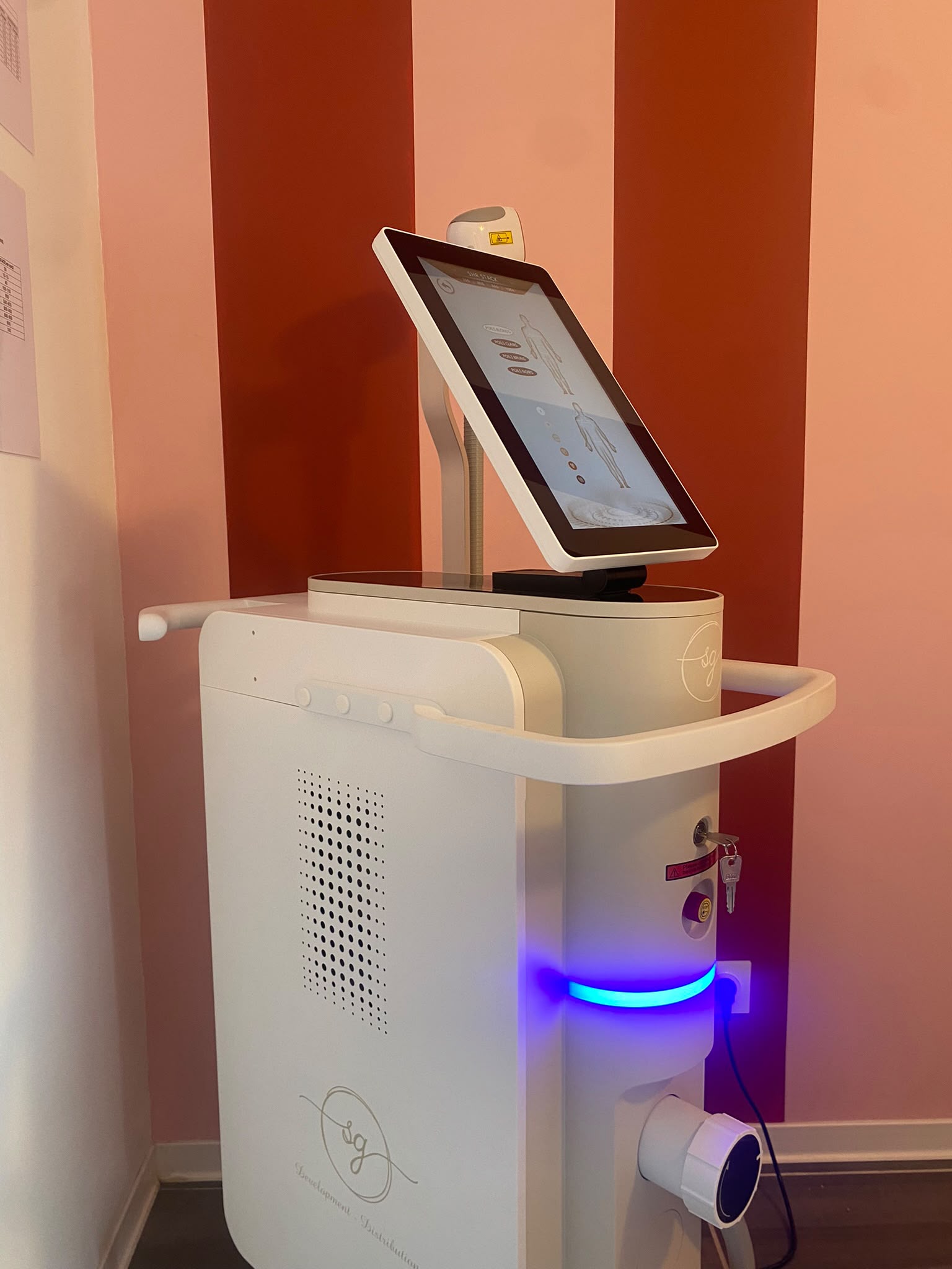 Machine d’épilation laser SHR utilisée au centre MaryEdith à Arthès
