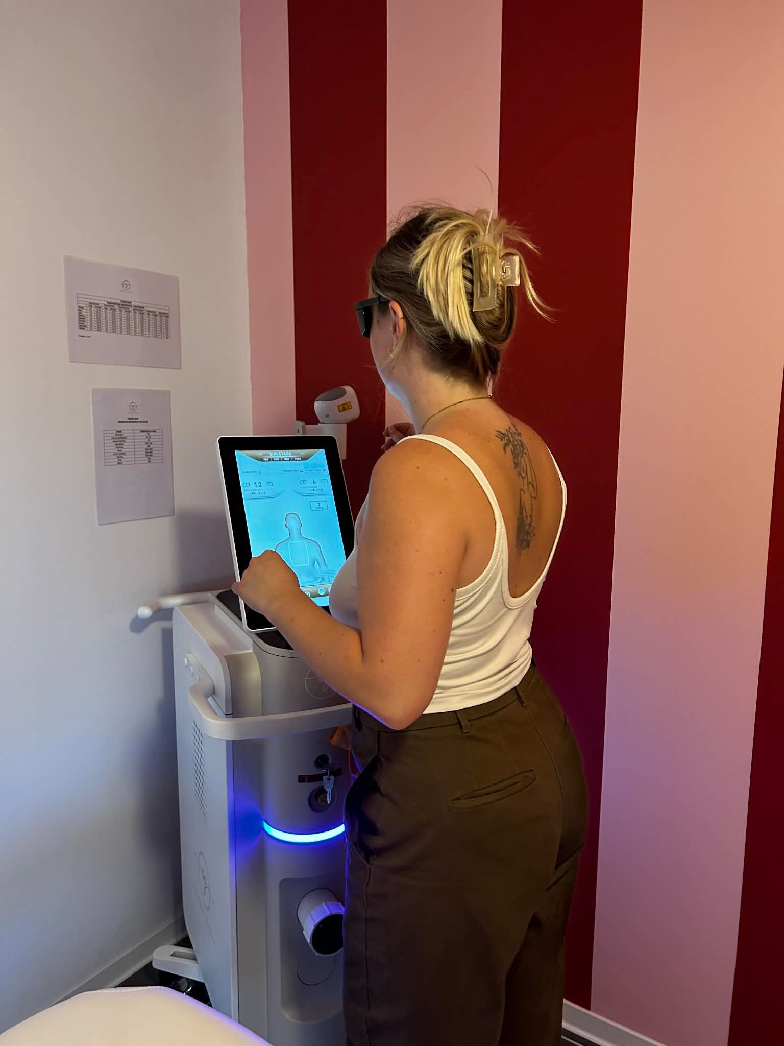 Véda, praticienne, pilote la machine laser SHR à Arthès